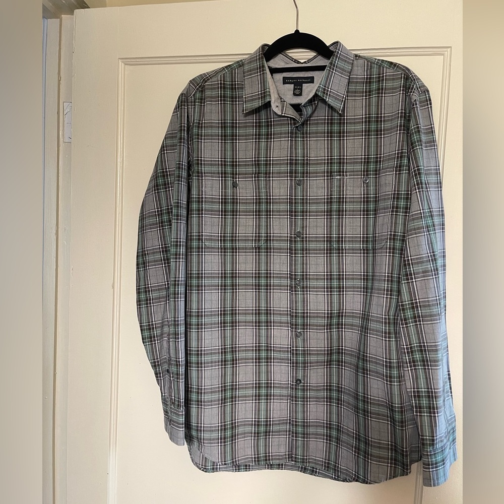 Banana republic Men’s dress shirt. Large 16-16 1/2 neck size